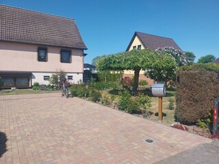 PKW Stellplatz vor dem Haus