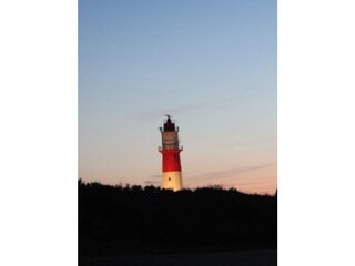 elektrischer Leuchtturm im Abendlicht