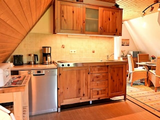 Küche mit Herd, Kühlschrank, Spülmaschine etc.