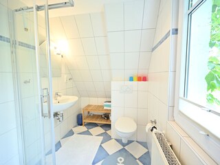Badezimmer mit Dusche und WC