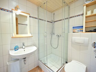 Bad mit Dusche, Waschbecken und WC