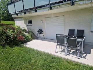 Terrasse mit Weber-Grill und Möbeln