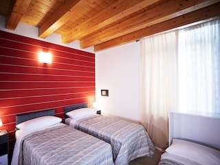 Schlafzimmer (option 3 Einzelbetten) mit sofa