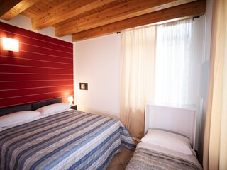 Schlafzimmer (option 1 Doppelbett + 1 Einzelb) mit sofa
