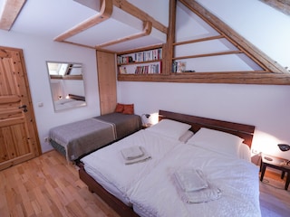 Doppel- und Einzelbett im Loft (gegenüber dem Bad)
