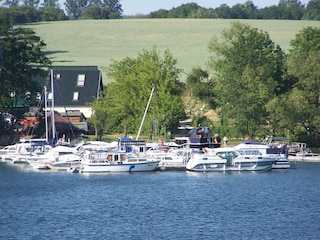 Morgensonne vom Wasser - voller Anleger zum Fischerfest