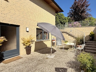 Terrasse und Eingang