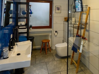Bad mit Dusche und WC