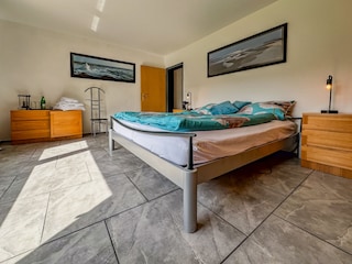 Grosszügiges Schlafzimmer