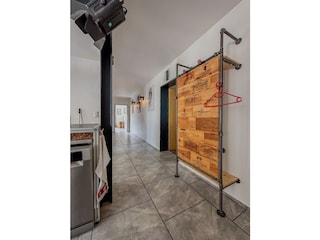 Flur mit Garderobe aus Weinkisten