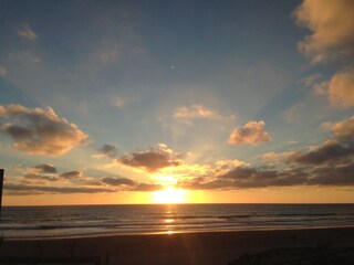 Atemberaubender Sonnenuntergang am Strand von El Palmar