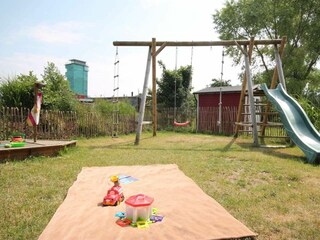 Rutschen, Klettern und im Sand spielen.