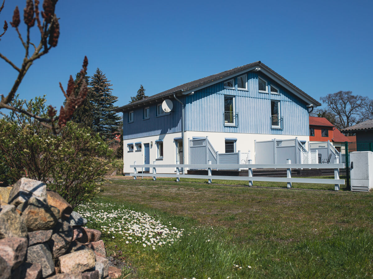 Blick vom Wasser auf das Ferienhaus