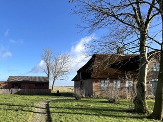 Hausansicht mit Schuppen