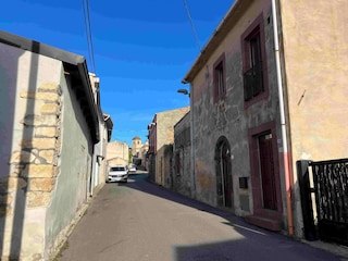 Die Dorfstraße, wo das Casa della Quercia liegt