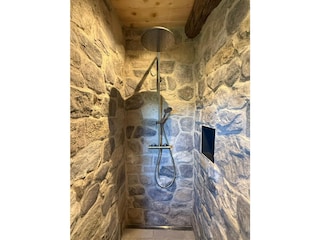 Natursteindusche im oberen Ensuite-Bad