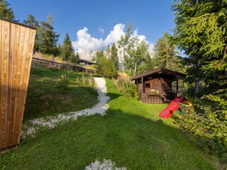 Garten mit Spielhaus und Sauna