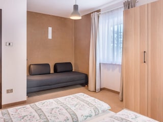 Schlafzimmer mit drei Betten