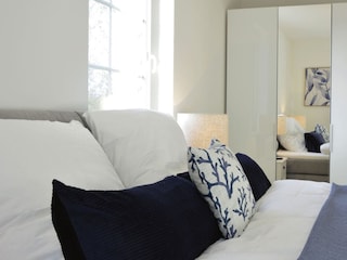 Erstes Schlafzimmer mit Doppelbett und TV