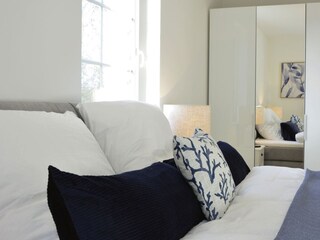 Erstes Schlafzimmer mit Doppelbett und TV
