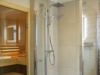 Ein Badezimmer mit Dusche, Waschtisch, WC...