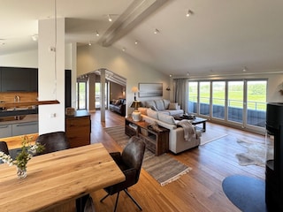 der Lounge-Essbereich mit offener Küche