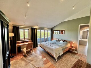 eines von zwei Schlafzimmern mit Balkon, Sauna und Bad