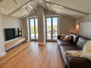 TV Ecke mit Zugang zur 2. Dachterrasse