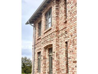 Fassade mit alten Ziegeln