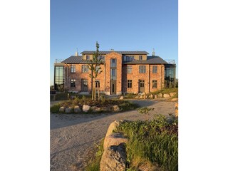 Zufahrt und Gebäude