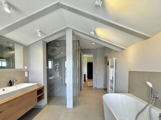 Badezimmer mit Badewanne und Dusche