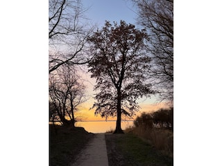 zum Strand bei Sonnenuntergang