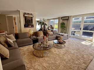 Wohnzimmer mit Terrassentür Casa Bergen