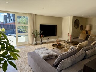 Wohnzimmer mit Zugang Terrasse