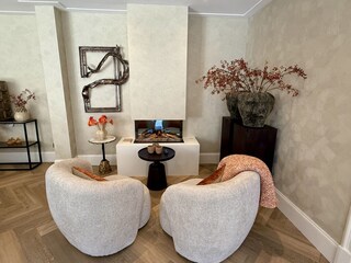 Wohnzimmer mit Holzmöbeln und bequemen Sesseln