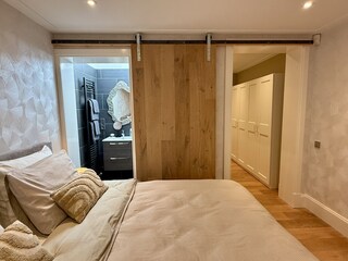 Schlafzimmer mit angrenzendem Badezimmer und TV 1. Etag