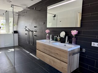 Badezimmer mit Doppeldusche 2. Etage