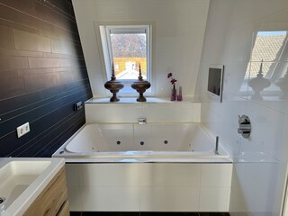 Große Whirlpool Badewanne im Badezimmer 2. Etage