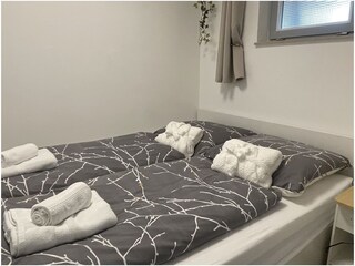 Schlafzimmer mit Handtücher+Bademäntel