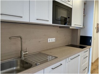 Küche mit Induktionsherd, Geschirrspüler + Mikro/Grill