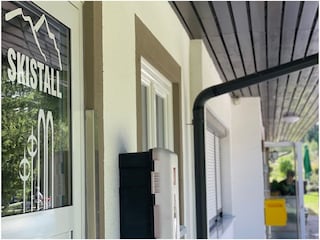 Skistall links neben Eingangstüre