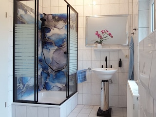 modernes Bad mit Dusche und Wand-WC im OG