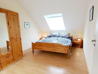 Schlafzimmer 2 im OG mit Doppelbett