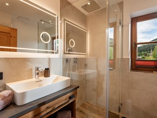 Bad (Nr. 1) mit Dusche, WC, Handtuchtrockner