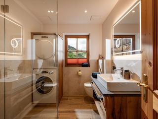 Bad (Nr. 3) DU/WC, Handtuchtr., Waschmaschine, Trockner