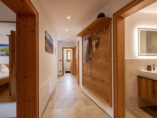 großer Flur mit Garderobe