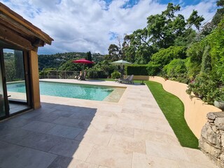 Sehr großer Raum ohne Vis-à-vis rund um das Schwimmbad