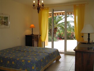 Das gelbe Schlafzimmer mit seiner großen Terrasse