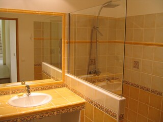 Schönes Badezimmer des gelben Schlafzimmers mit Dusche