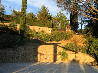 Terrasse mit mediterraner Vegetation und schönen Steinm